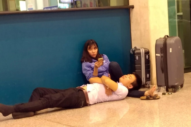 Nghìn người hành xác ở sân bay Tân Sơn Nhất rạng sáng 27 Tết Nghìn người hành xác ở sân bay Tân Sơn Nhất rạng sáng 27 Tết